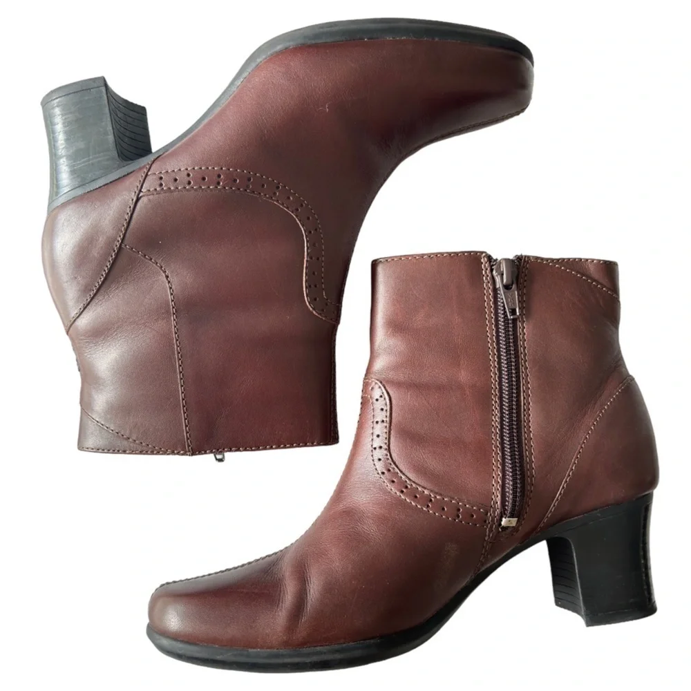 Clarks block heel ankle boots Booties Brown side zipper size 5 comfort Boot